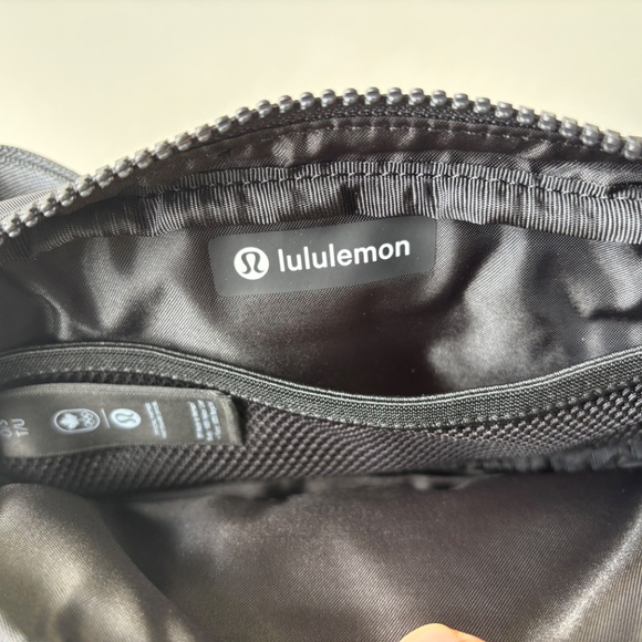 *NEW with tags* Lululemon Team Canada Future Legacy Everywhere Belt Bag - Picture 5 of 5